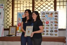 Mariana, nuestra querida cocinera, recogiendo el primer premio del jurado popular